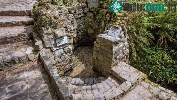 Câu chuyện đằng sau những bức tượng khỏa thân ở Ireland ảnh 1