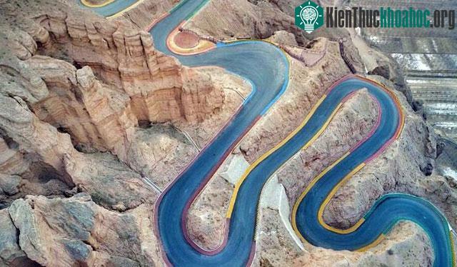 Đoạn đường thách thức bất cứ tài xế lái xe nào.