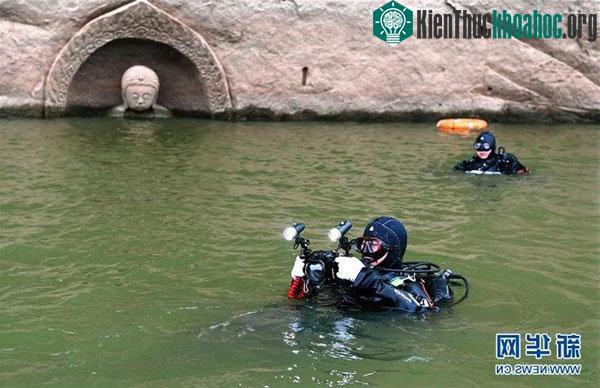 Các chuyên gia khảo cổ lặn xuống đáy hồ để tìm kiếm nguồn gốc bức tượng Phật