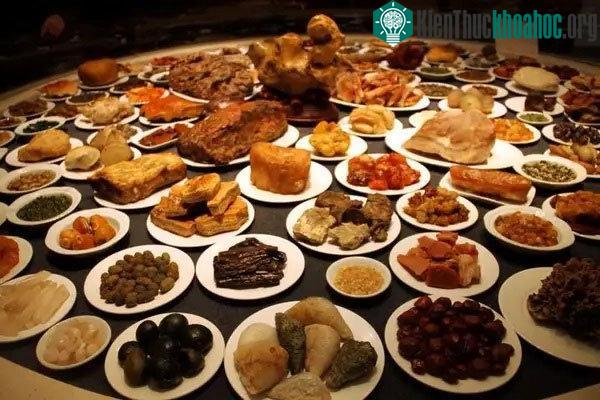 Đồ ăn thừa của Hoàng đế được xử lý ra sao?