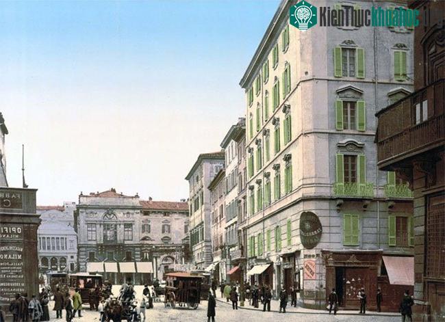 Xe ngựa kéo hoặc đi bộ là hai cách di chuyển phổ biến nhất ở thành phố Rome lúc bấy giờ.