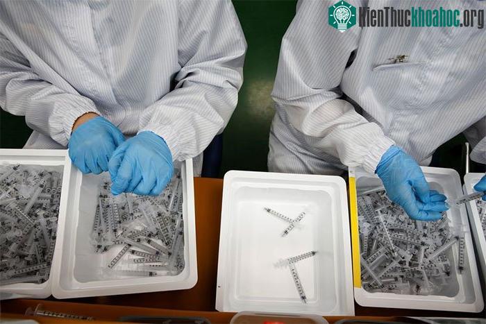 Những ống tiêm này được thiết kế nhằm giảm đến mức tối thiểu lượng vaccine dư thừa trong ống tiêm