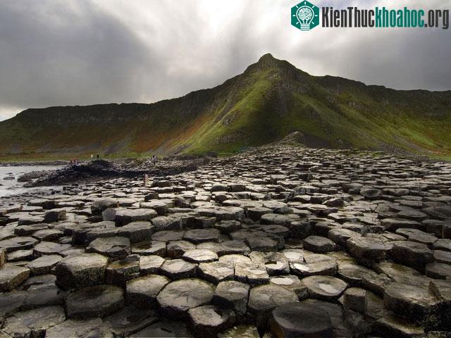 Giant's Causeway nằm trên bờ biển phía Đông Bắc của Bắc Ireland