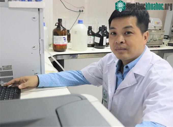TS Hoàng Đức Mạnh tại phòng thí nghiệm.