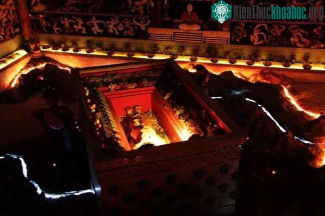 Dòng sông thủy ngân bên trong lăng mộ.