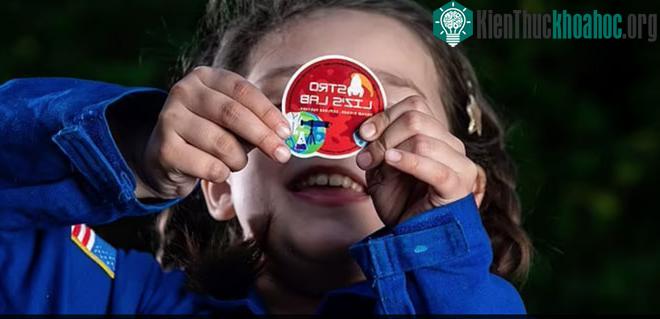 Elizabeth và sticker lưu niệm.