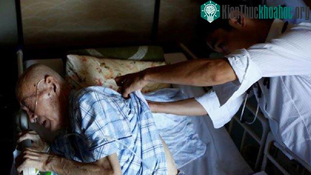 Bác sĩ Yuu Yasui khám sức khỏe cho ông Yasuhiro Sato.