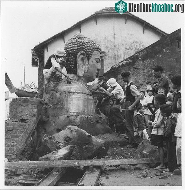 Bức tượng dần hiện ra trong sự phấn khích của những người chứng kiến