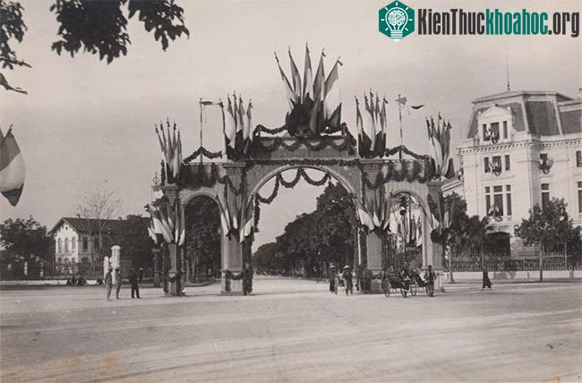 Bên trái là trụ sở của Công ty Hỏa xa Vân Nam tại Hà Nội