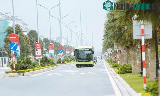 Xe có phần kính phía trước và cửa sổ lớn, giúp người bên trong xe dễ dàng quan sát ra bên ngoài.