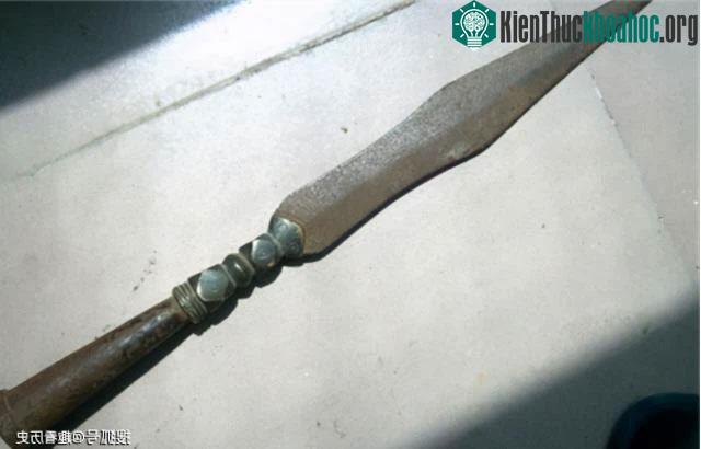 Giáo được phát hiện trong hầm mộ của Lã Bố.