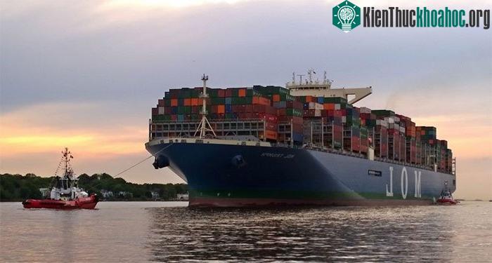 Ever Given có chiều dài tổng thể 399,9 m, nơi rộng nhất là 58,8 m