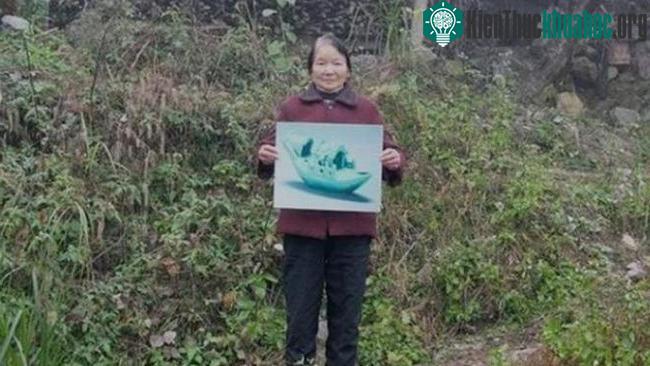 Bức ảnh chụp Hà Chiêu Đệ hiện tại tại nơi tìm được cổ vật.