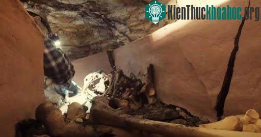 Xác ướp trong cỗ quan tài đơn giản chỉ là một bộ xương của một phụ nữ trên 70 tuổi được bọc lại.