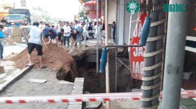 Qua kiểm tra cho thấy, hố có chiều sâu khoảng 5m, rộng 12 mét.