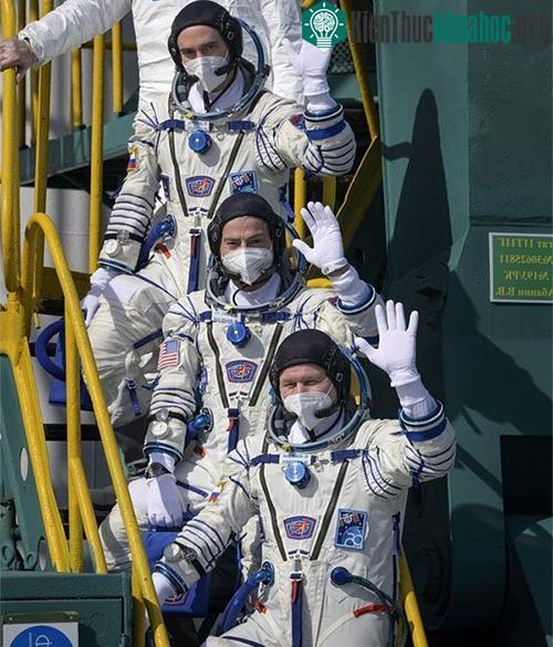 Phi hành gia đang vẫy chào tạm biệt từ boong tàu vũ trụ Soyuz MS-18 ngày 9/4.