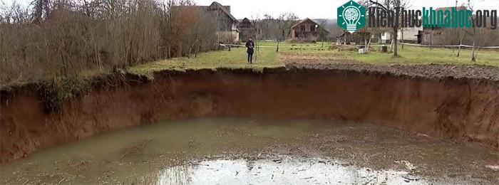 Hàng trăm hố sụt kì lạ xuất hiện sau một trận động đất ảnh 2