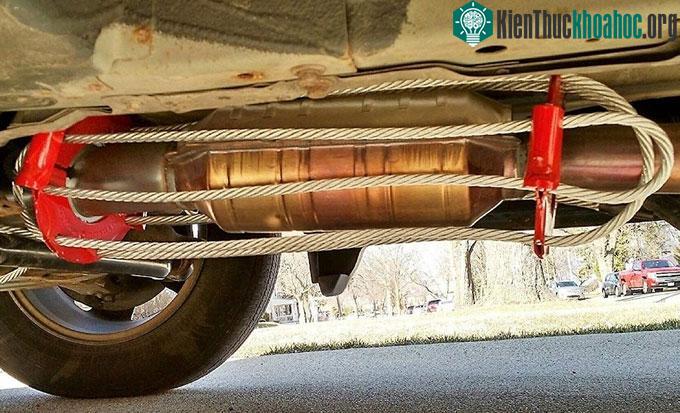 Lồng khóa bộ chuyển đổi xúc tác bằng dây thép.