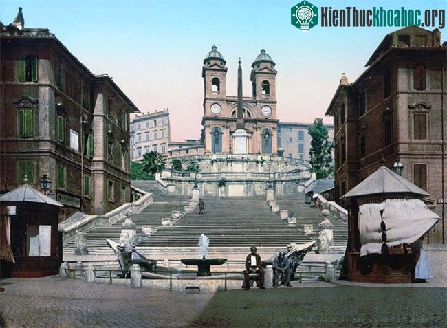 Nhà thờ St. Trinita dei Monti ở phìa sau