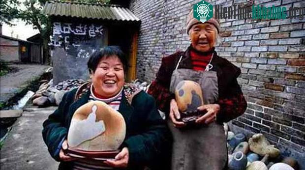 Nhà nào ở Kỳ Thạch Trấn cũng có rất nhiều đá chất thành núi ở trong sân.