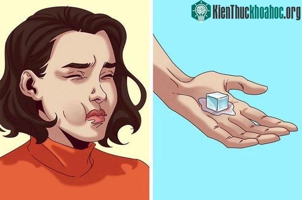 Cầm một viên đá lạnh trong tay