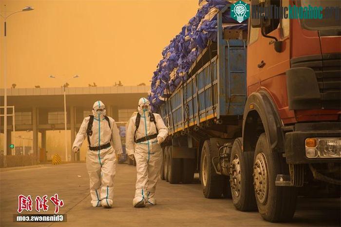 Các nhà khí tượng cũng cảnh báo người dân nên ở trong nhà và đóng cửa sổ do nhiều cơn bão