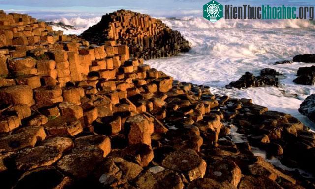 Nhiều cột đá bazan hình lục giác đồng đều một cách khó tin được hình thành