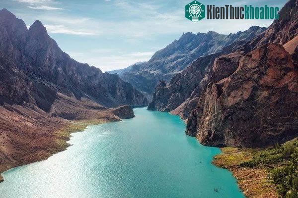Đằng sau hồ nước màu xanh tuyệt đẹp là một sự kiện tang thương,