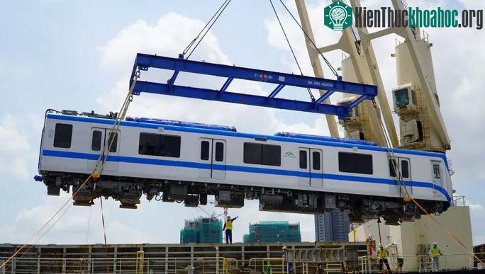 Các kỹ sư, công nhân dùng cẩu tàu có chiều dài 32 m, sức nâng hơn 30 tấn để nâng hạ toa tàu