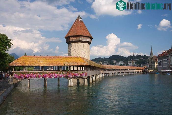 Những ngôi nhà ven hồ&nbsp;Lucerne rất nên thơ,&nbsp;trữ tình.