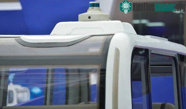 Phía sau cảm biến xe có một ăng ten GPS