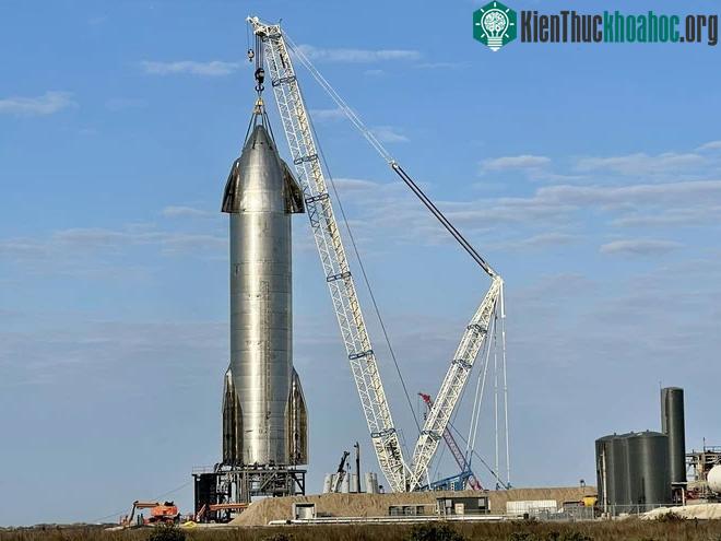 Tàu Starship có tải trọng 150 tấn hàng hóa và chở được 100 người.