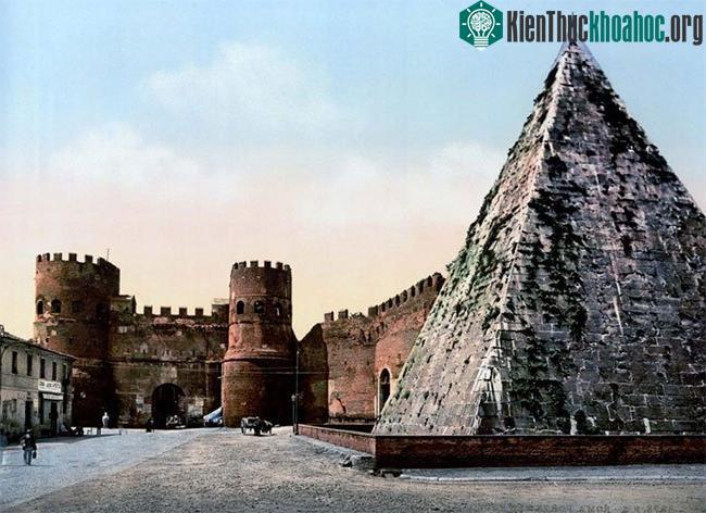 Trong hình là một kim tự tháp hiếm hoi tìm thấy ở Rome, công trình có tên Cestius ở cổng St. Paul