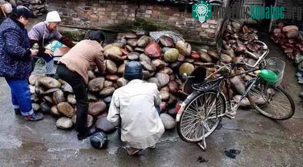 Đá lượm về được phân loại, đặt tên, chờ người "sành đá" đến mua.