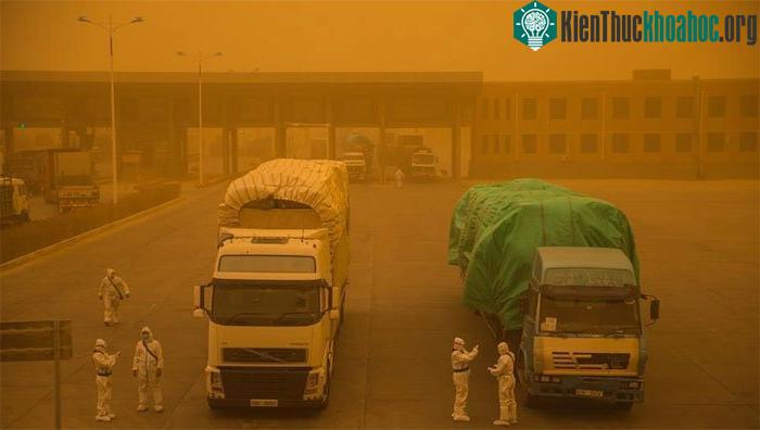 Bão cát "nuốt chửng" thị trấn ở Trung Quốc ảnh 3