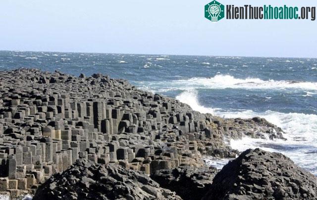 Ở các vách đá, chiều cao trung bình của các cột bazan ở Causeway lên đến 100m