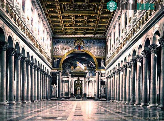 Bên trong nhà thờ St. Paul, một trong 4 thánh đường cổ và lớn nhất ở Rome.