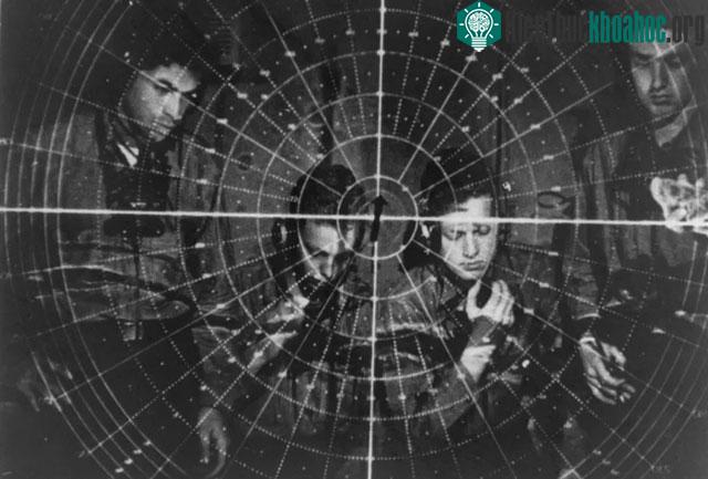 Nhân viên điều khiển một radar trong Thế chiến thứ hai.