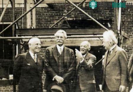 Einstein, Flexner, John R. Hardin, và Herbert Maass