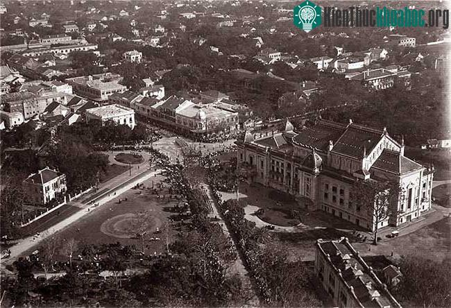 Đoàn diễu binh đi qua phía sau Nhà hát Lớn trên phố rue de France