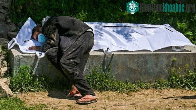 Umar Farooq khóc bên cạnh thi thể của mẹ mình, người đã tử vong vì Covid-19
