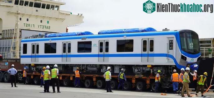 Toa tàu được hạ đặt thành công lên xe siêu trường, siêu trọng