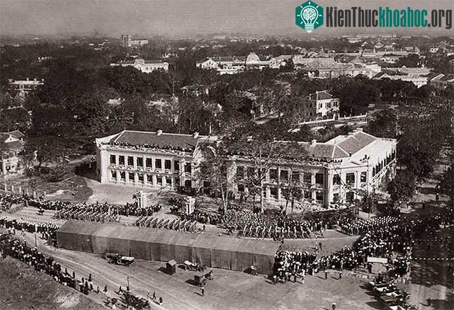 Bức ảnh này được chụp ở khu vực phía trước Sở Thuế quan Đông Dương
