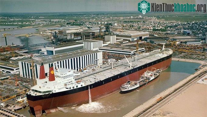 Trước đó, vị trí này thuộc về loạt tàu chở dầu như Seawise Giant, Batillus.