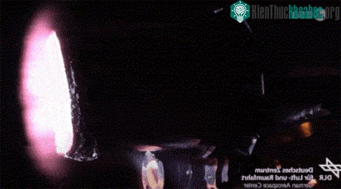 ESA tiến hành thì nghiệm việc tan chảy của vệ tinh bằng đường hầm gió plasma.