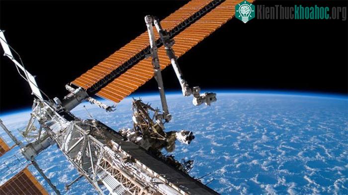 Tấm pin Mặt trời được lắp đặt trên Trạm Vũ trụ Quốc tế (ISS).