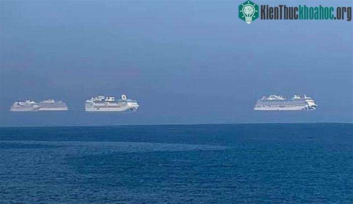 Những tàu du lịch "bay" trên biển.