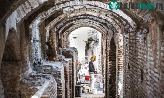 Phòng chờ bên dưới đấu trường La Mã trong thời gian trùng tu.