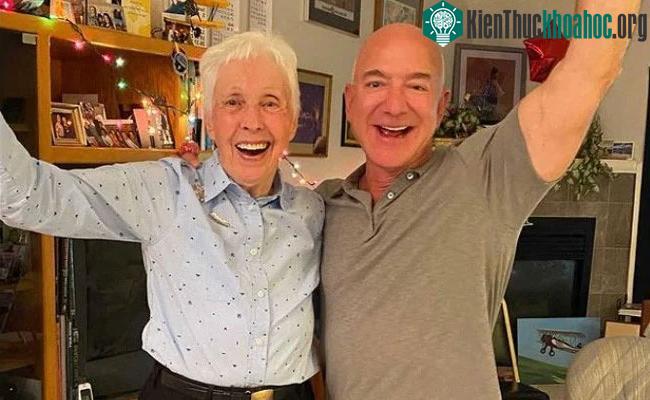 Tỷ phú Jeff Bezos và bà Wally Funk.&nbsp;
