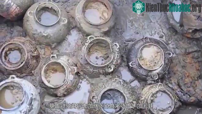 Đồ tùy táng được tìm thấy trong lăng mộ.